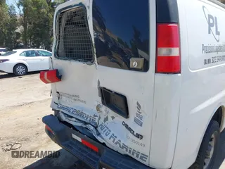 2005 Chevrolet City Express Cargo z VIN 1GCHG35V051250473, wystawiony jako IAAI lot #42316832 z przebiegiem 263 832 mil mil oraz . Historia ofert i sprzedaży dostępna na DreamBid. Obrazek 6.