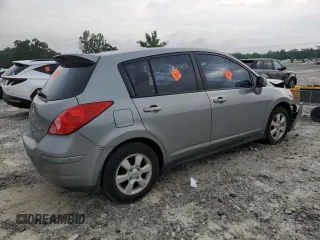 2007 Nissan Versa SL z VIN 3N1BC13E07L459929, wystawiony jako Copart lot #57472125 z przebiegiem 118 471 mil mil oraz Szkoda całkowita • Salvage title. Historia ofert i sprzedaży dostępna na DreamBid. Obrazek 3.