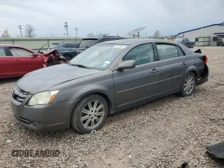 2007 Toyota Avalon XL z VIN 4T1BK36B57U222187, wystawiony jako Copart lot #54575655 z przebiegiem 294 047 mil mil oraz Szkody całkowita. Historia ofert i sprzedaży dostępna na DreamBid. Obrazek 1.