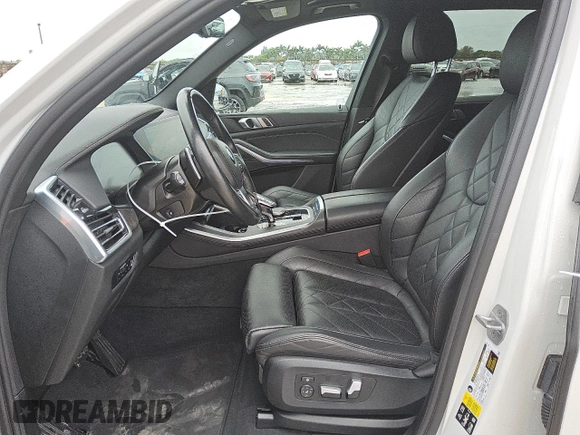 2023 BMW X5 xDrive40i z VIN 5UXCR6C08P9P32642, wystawiony jako Copart lot #56059525 z przebiegiem 48 802 mil mil oraz Czysty tytuł • Clean title. Historia ofert i sprzedaży dostępna na DreamBid. Obrazek 5.