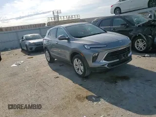 2024 Buick Encore GX Preferred z VIN KL4AMCSL2RB002703, wystawiony jako Copart lot #54006835 z przebiegiem 47 607 mil mil oraz Szkoda całkowita • Salvage title. Historia ofert i sprzedaży dostępna na DreamBid. Obrazek 15.