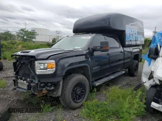 2018 GMC Sierra 2500HD z VIN 1GT12REY5JF270762, wystawiony jako Copart lot #56114634 z przebiegiem 150 726 mil mil oraz Szkoda całkowita • Salvage title. Historia ofert i sprzedaży dostępna na DreamBid. Obrazek 1.