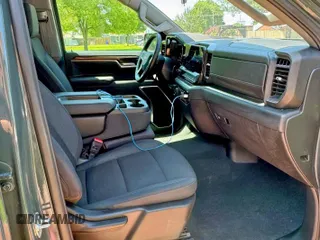 2025 Chevrolet Silverado 1500 LT z VIN 1GCUKDED8SZ171415, wystawiony jako Copart lot #61592605 z przebiegiem 1 866 mil mil oraz Czysty tytuł • Clean title. Historia ofert i sprzedaży dostępna na DreamBid. Obrazek 5.