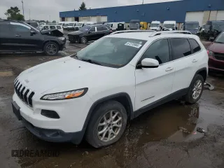 2016 Jeep Cherokee Altitude with VIN 1C4PJMCB6GW226048, listed as a Copart auction lot 67270984 with 189,193 mi miles and Salvage title. Bid and sale history available at DreamBid. Image 1.