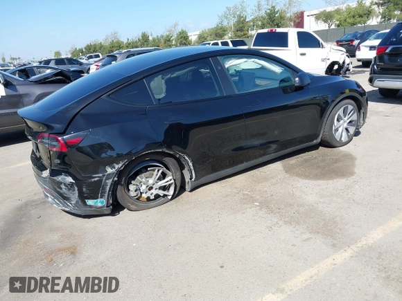 2024 Tesla Model Y Long Range z VIN 7SAYGDEE0RF078242, wystawiony jako IAAI lot #41808826 z przebiegiem 59 581 mil mil oraz . Historia ofert i sprzedaży dostępna na DreamBid. Obrazek 4.