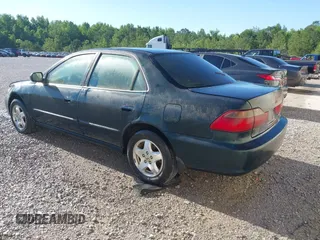 2000 Honda Accord EX z VIN 1HGCG1658YA015144, wystawiony jako IAAI lot #42303853 z przebiegiem 286 846 mil mil oraz . Historia ofert i sprzedaży dostępna na DreamBid. Obrazek 3.