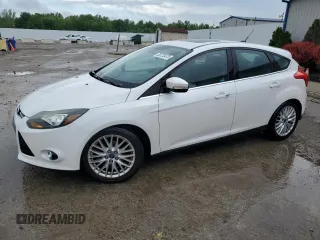 2014 Ford Focus Titanium z VIN 1FADP3N28EL418651, wystawiony jako Copart lot #56723475 z przebiegiem 94 773 mil mil oraz Szkoda całkowita • Salvage title. Historia ofert i sprzedaży dostępna na DreamBid. Obrazek 1.