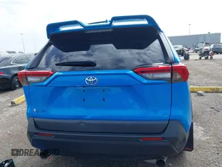 2021 Toyota RAV4 XLE with VIN 2T3W1RFV3MW164777, listed as a IAAI auction lot 41708032 with 76,854 mi miles. Bid and sale history available at carsss.com. Image 17.
