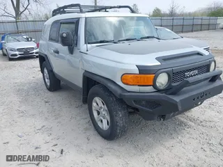 2007 Toyota FJ Cruiser with VIN JTEBU11F270030712, listed as a IAAI auction lot 42076564 with 265,000 mi miles. Bid and sale history available at carsss.com. Image 1.