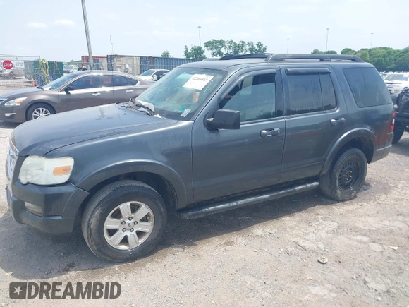 2010 Ford Explorer XLT z VIN 1FMEU6DE7AUA45736, wystawiony jako IAAI lot #42264015 z przebiegiem 239 208 mil mil oraz . Historia ofert i sprzedaży dostępna na DreamBid. Obrazek 2.