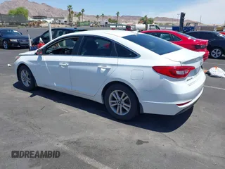 2016 Hyundai Sonata SE z VIN 5NPE24AF1GH412788, wystawiony jako IAAI lot #42391777 z przebiegiem 129 363 mil mil oraz . Historia ofert i sprzedaży dostępna na DreamBid. Obrazek 3.