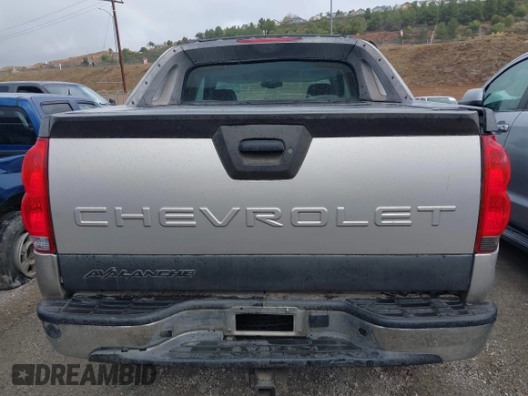 2005 Chevrolet Avalanche LS with VIN 3GNEC12Z05G163675, listed as a IAAI auction lot 41461801 with 430,784 mi miles and . Bid and sale history available at DreamBid. Image 16.
