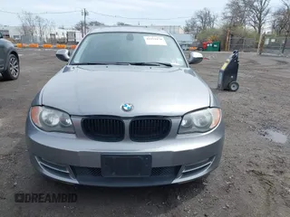 2011 BMW 1 Series 128i z VIN WBAUP9C52BVL89591, wystawiony jako IAAI lot #41951870 z przebiegiem 131 377 mil mil oraz . Historia ofert i sprzedaży dostępna na DreamBid. Obrazek 12.