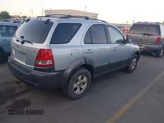 2005 Kia Sorento LX z VIN KNDJC733355366104, wystawiony jako IAAI lot #42493698 z przebiegiem 182 967 mil mil oraz . Historia ofert i sprzedaży dostępna na DreamBid. Obrazek 4.