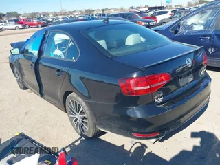 2015 Volkswagen Jetta SE z VIN 3VWD17AJ9FM415626, wystawiony jako IAAI lot #41309967 z przebiegiem 96 681 mil mil oraz . Historia ofert i sprzedaży dostępna na DreamBid. Obrazek 3.