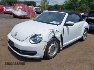 2015 Volkswagen Beetle Classic с VIN 3VW517AT4FM809038, выставлен на аукционе IAAI как лот 42621859 с пробегом 106 118 миль миль и . История ставок и продаж доступна на DreamBid. Изображение 2.