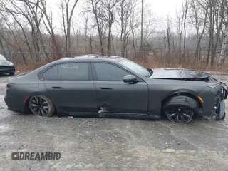2023 BMW i7 xDrive60 z VIN WBY53EJ07PCM80196, wystawiony jako IAAI lot #41666074 z przebiegiem 25 640 mil mil oraz . Historia ofert i sprzedaży dostępna na DreamBid. Obrazek 14.