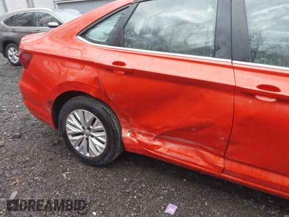 2020 Volkswagen Jetta S z VIN 3VWCB7BU1LM047424, wystawiony jako IAAI lot #41989854 z przebiegiem 36 020 mil mil oraz . Historia ofert i sprzedaży dostępna na DreamBid. Obrazek 6.