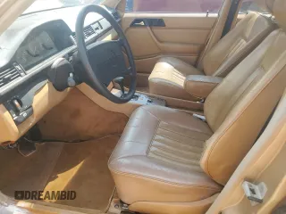 1987 Mercedes-Benz 300 E z VIN WDBEA30D4HA511061, wystawiony jako Copart lot #70599034 z przebiegiem 174 733 mil mil oraz Nie do naprawy • Non repairable. Historia ofert i sprzedaży dostępna na DreamBid. Obrazek 7.