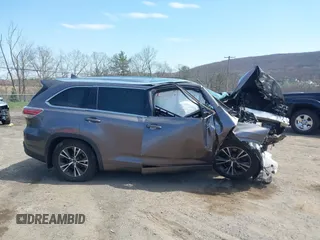 2016 Toyota Highlander XLE z VIN 5TDJKRFH8GS231543, wystawiony jako IAAI lot #42071117 z przebiegiem Nie podano mil oraz . Historia ofert i sprzedaży dostępna na DreamBid. Obrazek 13.