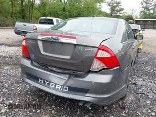 2011 Ford Fusion Hybrid z VIN 3FADP0L32BR238153, wystawiony jako IAAI lot #42113064 z przebiegiem 145 932 mil mil oraz . Historia ofert i sprzedaży dostępna na DreamBid. Obrazek 6.