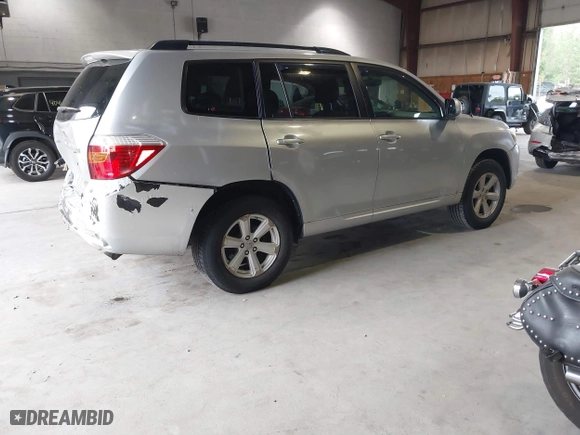 2009 Toyota Highlander with VIN JTEES41A492137521, listed as a IAAI auction lot 40456636 with 110,034 mi miles. Bid and sale history available at carsss.com. Image 4.