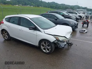 2014 Ford Focus Titanium z VIN 1FADP3N24EL184220, wystawiony jako IAAI lot #42429610 z przebiegiem 172 575 mil mil oraz . Historia ofert i sprzedaży dostępna na DreamBid. Obrazek 1.