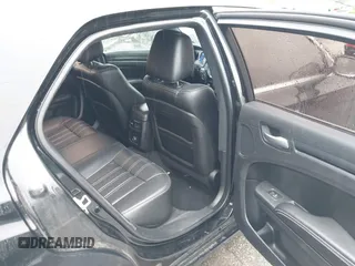 2014 Chrysler 300 S z VIN 2C3CCABG5EH145336, wystawiony jako IAAI lot #42292149 z przebiegiem 80 421 mil mil oraz . Historia ofert i sprzedaży dostępna na DreamBid. Obrazek 8.