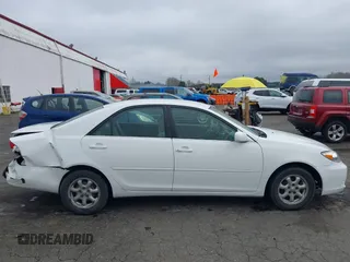 2002 Toyota Camry LE z VIN 4T1BE32K52U081479, wystawiony jako IAAI lot #41344104 z przebiegiem 243 950 mil mil oraz . Historia ofert i sprzedaży dostępna na DreamBid. Obrazek 13.