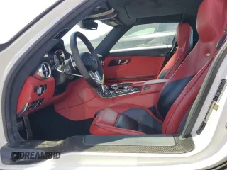 2012 Mercedes-Benz SLS AMG SLS AMG z VIN WDDRJ7HA6CA009333, wystawiony jako Copart lot #53964205 z przebiegiem 22 785 mil mil oraz Szkody całkowita. Historia ofert i sprzedaży dostępna na DreamBid. Obrazek 7.