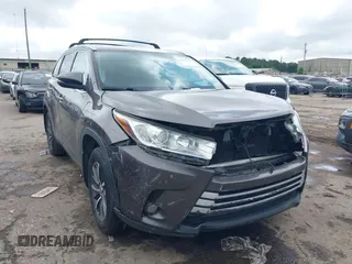 2017 Toyota Highlander XLE z VIN 5TDJZRFH3HS476876, wystawiony jako IAAI lot #42211559 z przebiegiem 127 785 mil mil oraz . Historia ofert i sprzedaży dostępna na DreamBid. Obrazek 1.