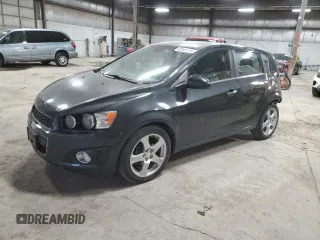 2014 Chevrolet Sonic LTZ z VIN 1G1JE6SB8E4233382, wystawiony jako Copart lot #48941115 z przebiegiem 95 876 mil mil oraz Szkoda całkowita • Salvage title. Historia ofert i sprzedaży dostępna na DreamBid. Obrazek 1.
