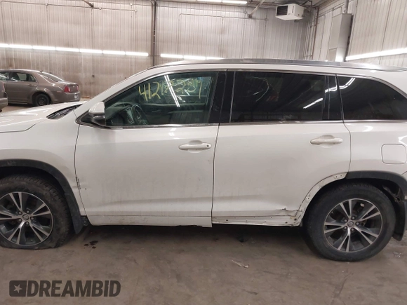 2016 Toyota Highlander XLE z VIN 5TDJKRFH8GS242509, wystawiony jako IAAI lot #41217281 z przebiegiem 203 373 mil mil oraz . Historia ofert i sprzedaży dostępna na DreamBid. Obrazek 15.