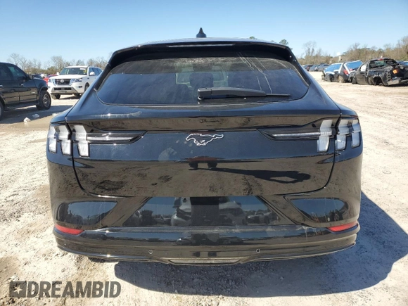 2024 Ford Mustang Mach-E Premium z VIN 3FMTK3R78RMA23282, wystawiony jako Copart lot #47242535 z przebiegiem Nie podano mil oraz Szkoda całkowita • Salvage title. Historia ofert i sprzedaży dostępna na DreamBid. Obrazek 6.
