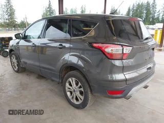 2017 Ford Escape SE z VIN 1FMCU9G93HUC97081, wystawiony jako IAAI lot #42327866 z przebiegiem 97 580 mil mil oraz . Historia ofert i sprzedaży dostępna na DreamBid. Obrazek 3.