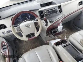 2011 Toyota Sienna XLE z VIN 5TDDK3DC7BS017072, wystawiony jako Copart lot #54687525 z przebiegiem 128 385 mil mil oraz Szkoda całkowita • Salvage title. Historia ofert i sprzedaży dostępna na DreamBid. Obrazek 8.