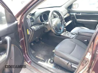 2012 Kia Sorento LX z VIN 5XYKT4A69CG257313, wystawiony jako IAAI lot #42444790 z przebiegiem 125 537 mil mil oraz . Historia ofert i sprzedaży dostępna na DreamBid. Obrazek 12.