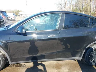 2024 Tesla Model Y Long Range z VIN 7SAYGDEE2RA219213, wystawiony jako IAAI lot #41856259 z przebiegiem 39 233 mil mil oraz . Historia ofert i sprzedaży dostępna na DreamBid. Obrazek 14.