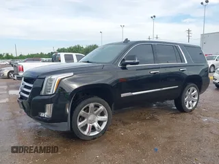 2017 Cadillac Escalade Luxury z VIN 1GYS4BKJ0HR271477, wystawiony jako IAAI lot #42278219 z przebiegiem Nie podano mil oraz . Historia ofert i sprzedaży dostępna na DreamBid. Obrazek 2.