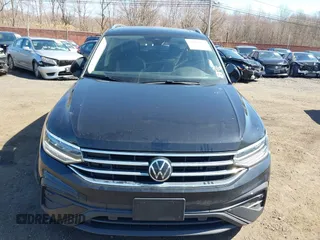 2024 Volkswagen Tiguan SE z VIN 3VVMB7AX0RM048335, wystawiony jako IAAI lot #41810972 z przebiegiem 29 467 mil mil oraz . Historia ofert i sprzedaży dostępna na DreamBid. Obrazek 12.
