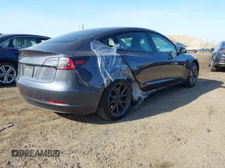 2022 Tesla Model 3 Long Range z VIN 5YJ3E1EB2NF183893, wystawiony jako IAAI lot #42130396 z przebiegiem 25 552 mil mil oraz . Historia ofert i sprzedaży dostępna na DreamBid. Obrazek 4.