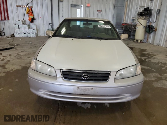 2000 Toyota Camry CE z VIN 4T1BG22K2YU742415, wystawiony jako Copart lot #55763165 z przebiegiem 245 821 mil mil oraz Czysty tytuł • Clean title. Historia ofert i sprzedaży dostępna na DreamBid. Obrazek 5.