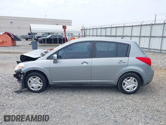 2011 Nissan Versa S z VIN 3N1BC1CP3BL360225, wystawiony jako IAAI lot #42213373 z przebiegiem 250 766 mil mil oraz . Historia ofert i sprzedaży dostępna na DreamBid. Obrazek 15.