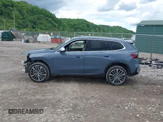 2023 BMW X1 xDrive28i z VIN WBX73EF06P5W75006, wystawiony jako IAAI lot #42235317 z przebiegiem 22 890 mil mil oraz . Historia ofert i sprzedaży dostępna na DreamBid. Obrazek 15.