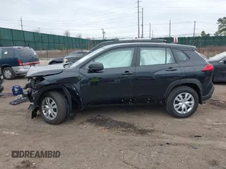 2025 Toyota Corolla Cross L z VIN 7MUAAABG5SV124532, wystawiony jako IAAI lot #42021771 z przebiegiem 7 mil mil oraz . Historia ofert i sprzedaży dostępna na DreamBid. Obrazek 14.