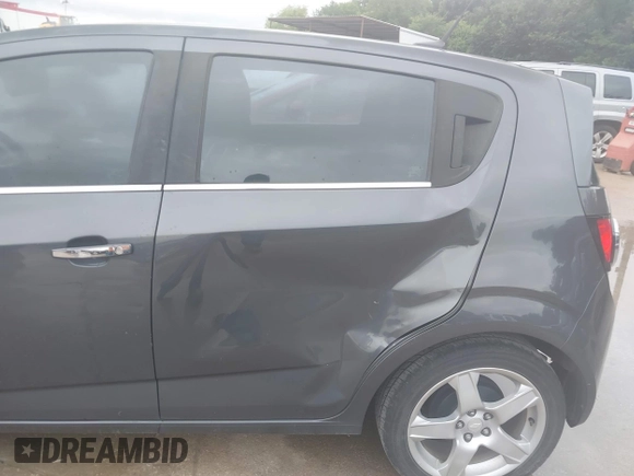 2012 Chevrolet Sonic LTZ z VIN 1G1JE6SH9C4224451, wystawiony jako IAAI lot #42490384 z przebiegiem 153 589 mil mil oraz . Historia ofert i sprzedaży dostępna na DreamBid. Obrazek 6.