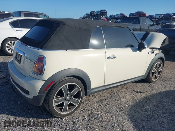 2010 MINI Convertible S z VIN WMWMS3C57ATY08721, wystawiony jako IAAI lot #41740378 z przebiegiem 122 880 mil mil oraz . Historia ofert i sprzedaży dostępna na DreamBid. Obrazek 4.