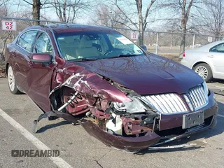 2011 Lincoln MKS z VIN 1LNHL9ERXBG603713, wystawiony jako IAAI lot #41215820 z przebiegiem 133 888 mil mil oraz . Historia ofert i sprzedaży dostępna na DreamBid. Obrazek 1.