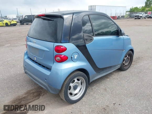 2013 Smart fortwo Pure z VIN WMEEJ3BA7DK622651, wystawiony jako IAAI lot #42314639 z przebiegiem 32 040 mil mil oraz . Historia ofert i sprzedaży dostępna na DreamBid. Obrazek 4.