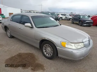 1999 Lincoln Town Car Signature z VIN 1LNHM82W0XY646721, wystawiony jako IAAI lot #41809618 z przebiegiem 173 119 mil mil oraz . Historia ofert i sprzedaży dostępna na DreamBid. Obrazek 1.